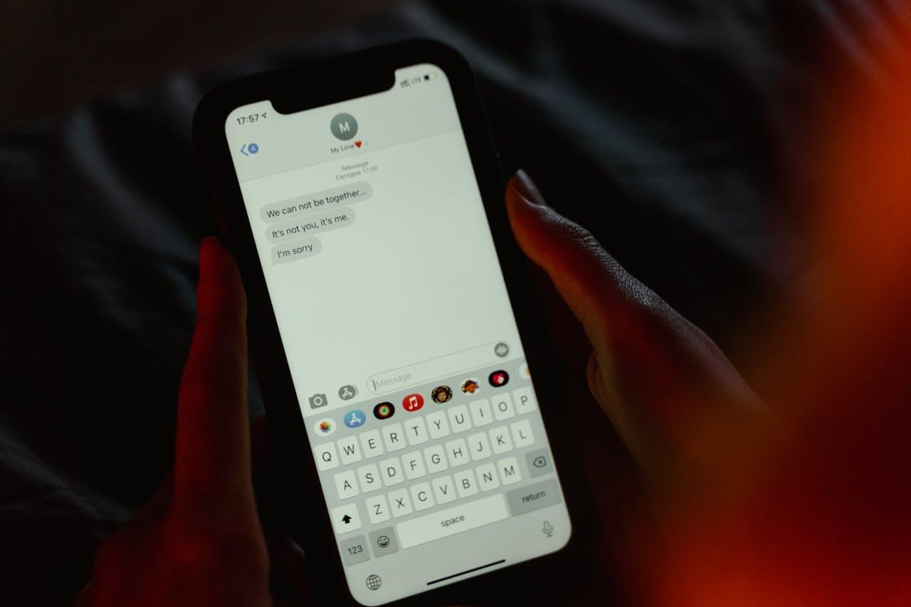 Открытый диалог на экране телефона